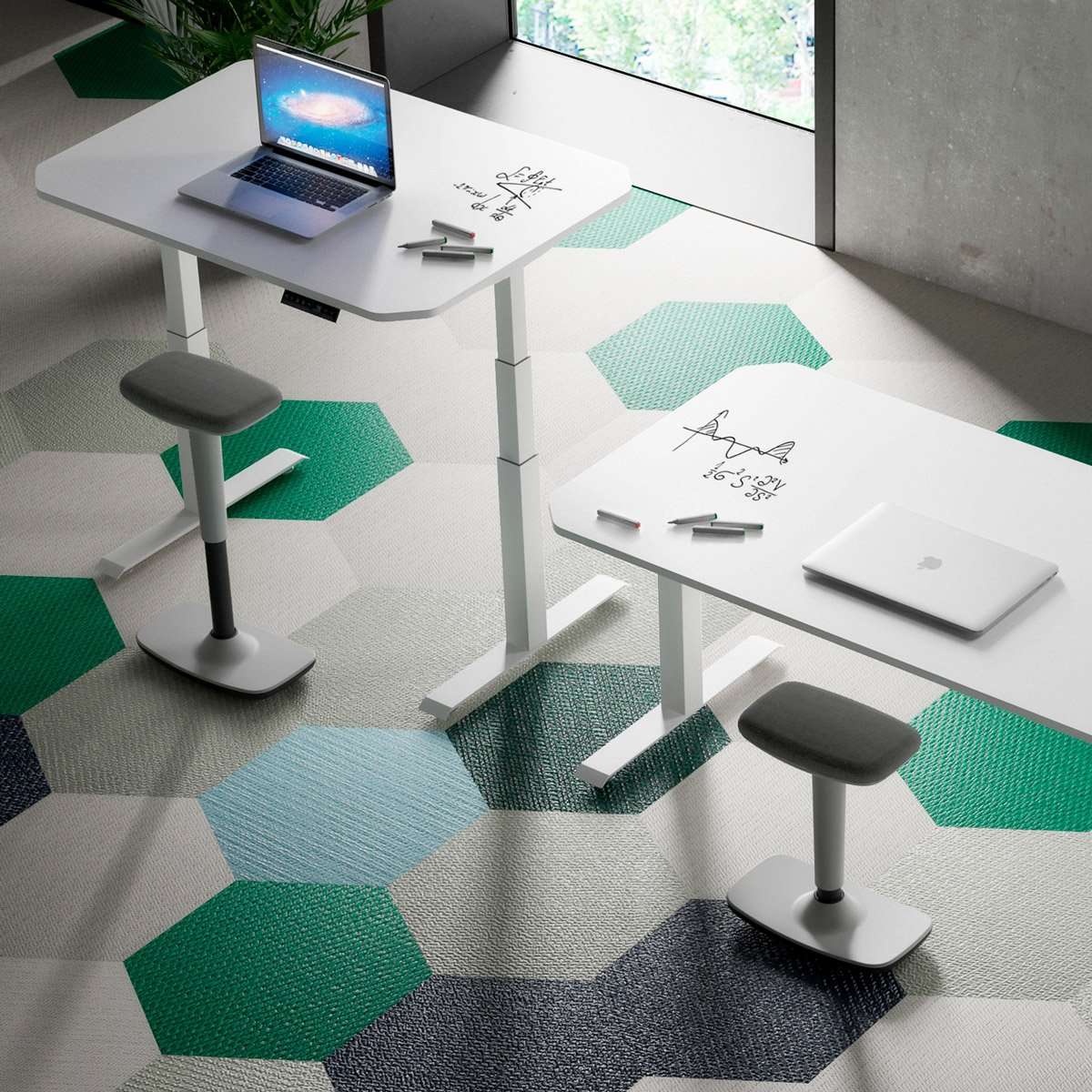 Taburete Tritt regulable en altura color blanco. Tapizado gris - Imagen 4