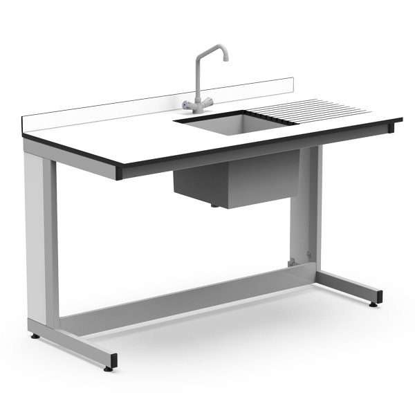 Mesa de laboratorio con pileta y grifo